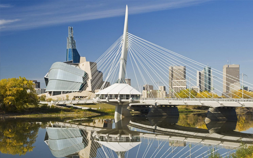 Photo de l'horizon à Winnipeg, au Manitoba, avec le pont Esplanade Riel